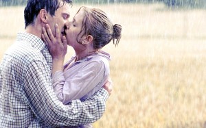 couple kissing in rain hot Wallpaper